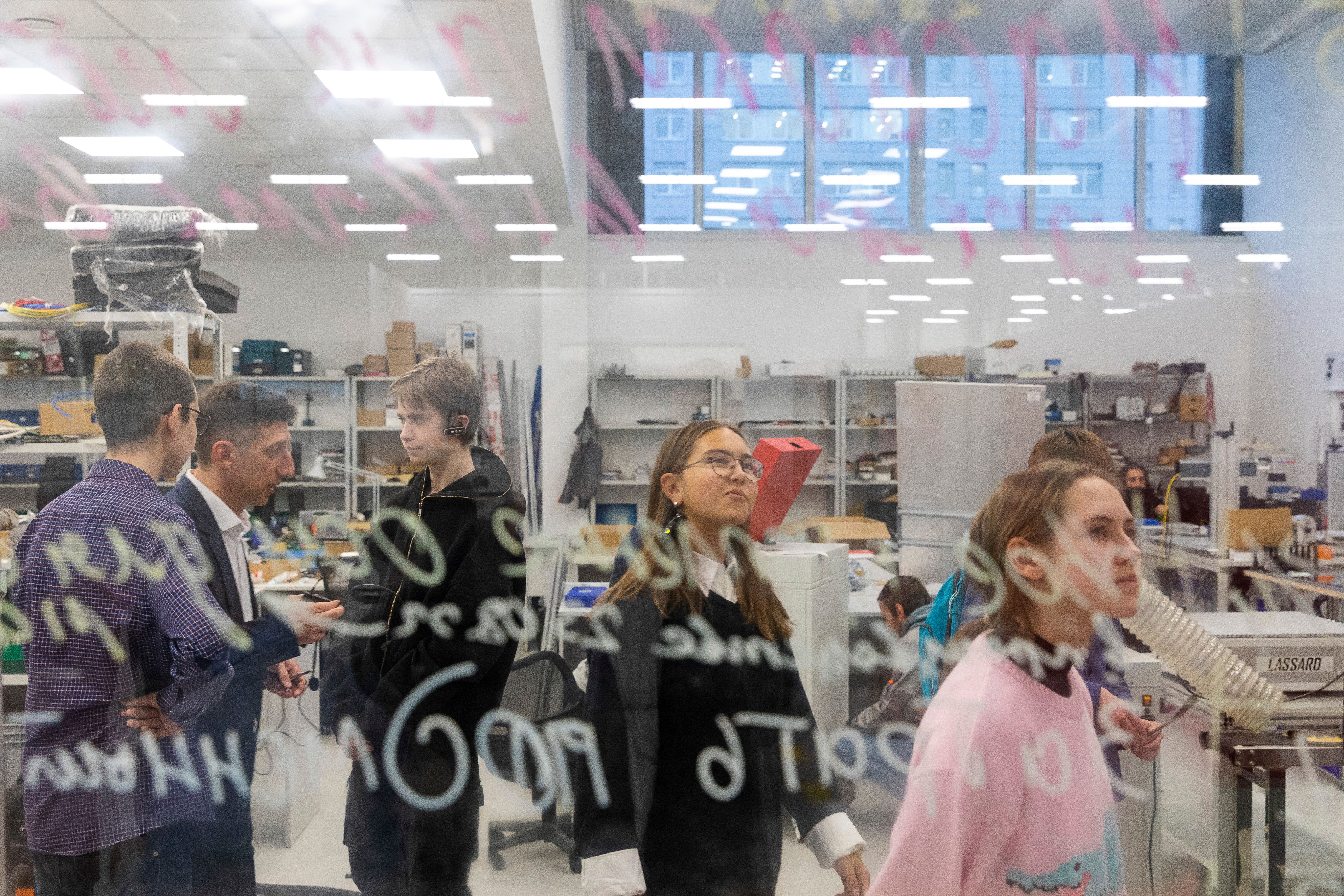 Around 1,400 students from engineering classes visited the Moscow SEZ “Technopolis.”