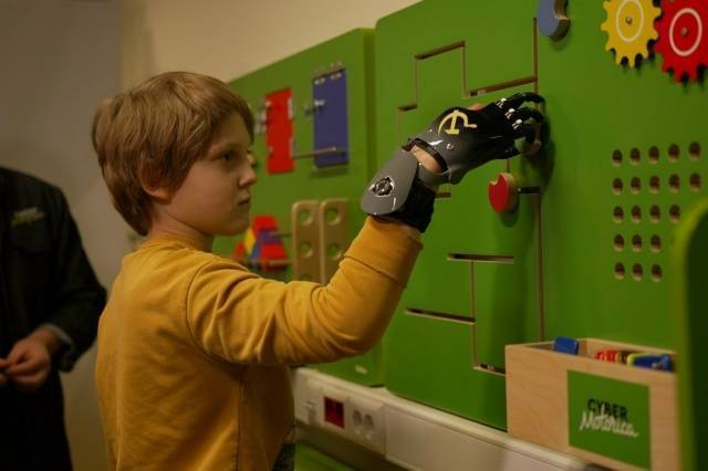 A resident of the Technopolis Moscow SEZ handed over an individual traction finger prosthesis to a 10-year-old boy from the Moscow region.