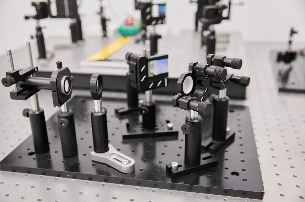 Prisms, Lenses, and Diffraction Gratings: Moscow SEZ Resident Develops a Kit for Studying Photonics and Optics