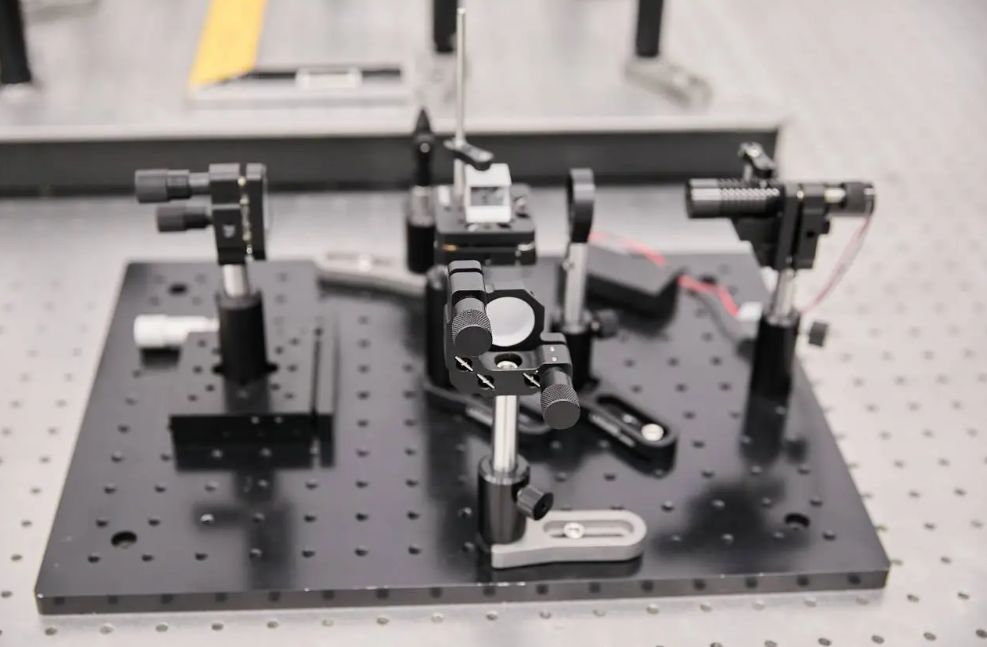 Prisms, Lenses, and Diffraction Gratings: Moscow SEZ Resident Develops a Kit for Studying Photonics and Optics