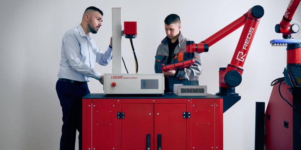 Neural networks, robots and machine tools: what students learn in practice in the Technostage project